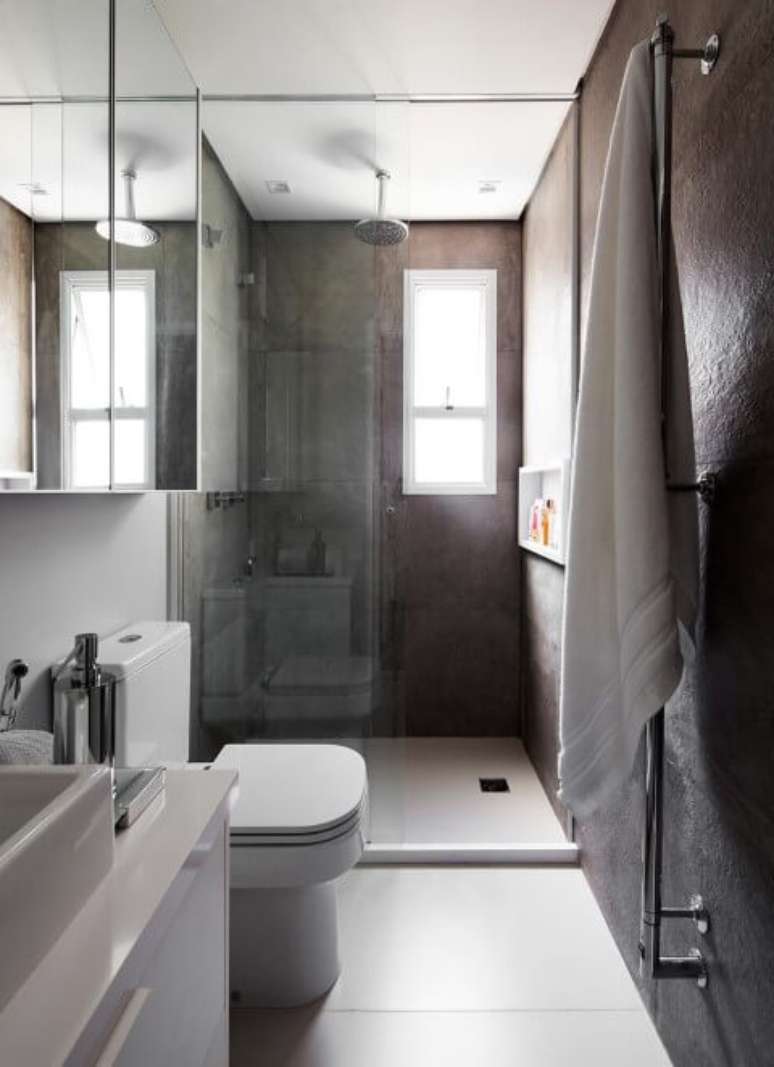 15. Banheiro com paredes cinza com bacia com caixa acoplada. Foto de Iná Arquitetura