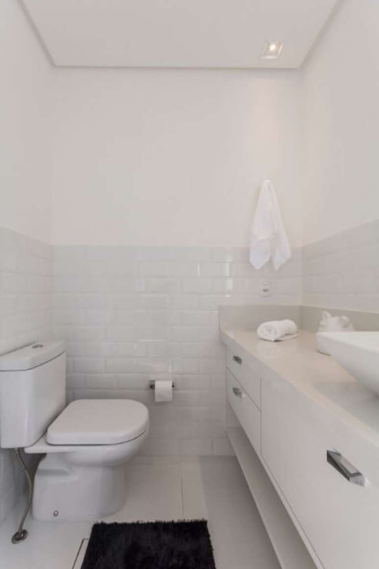 9. Banheiro com revestimento de tijolinho branco e bacia com caixa acoplada. Foto de Idealizzare Arquitetura