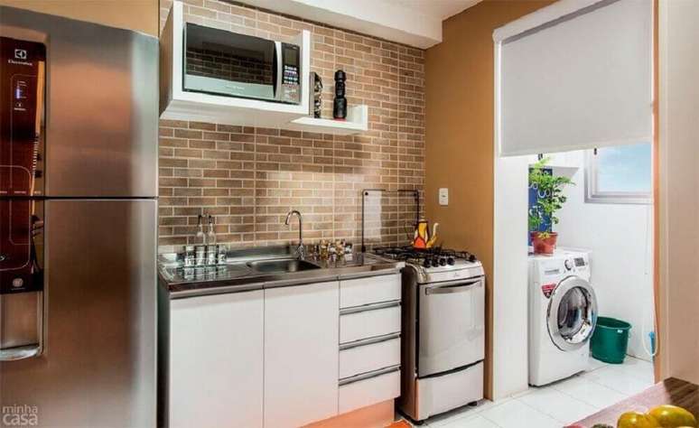 26. Cozinha pequena com toldo para separar área de serviço – Foto: Shining on Design