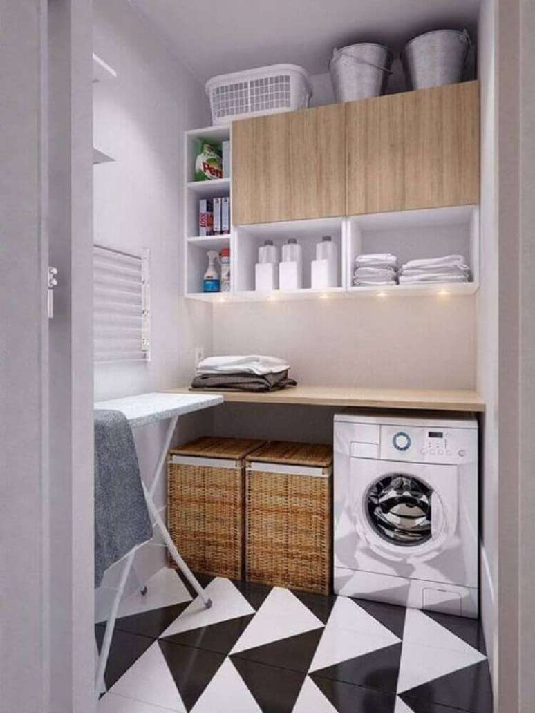 36. Decoração com armário para lavanderia pequena com iluminação de LED embutida e piso preto e branco – Foto: Archilovers
