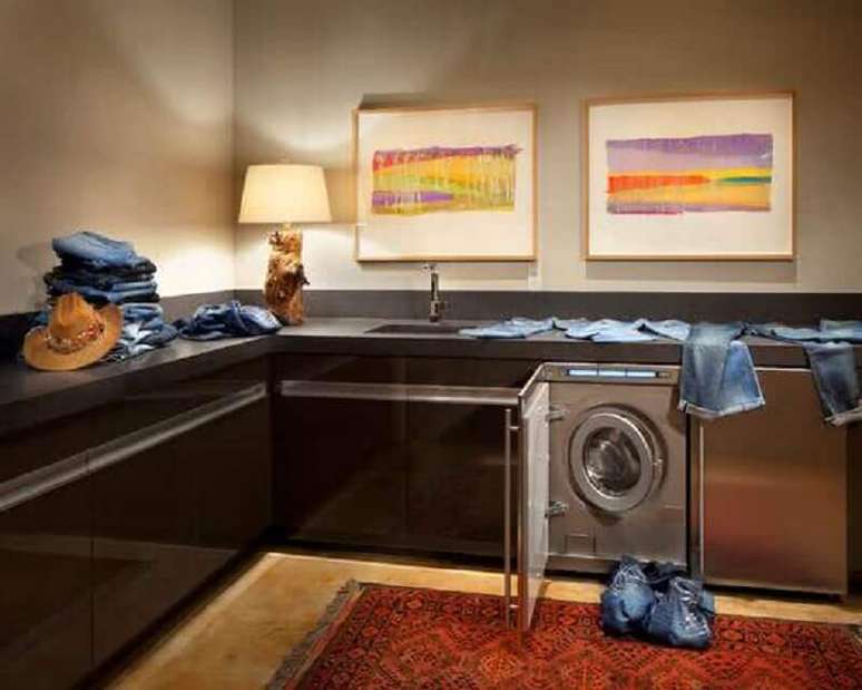 37. Decoração com quadros e tapete para lavanderia planejada – Foto: HouseBeauty
