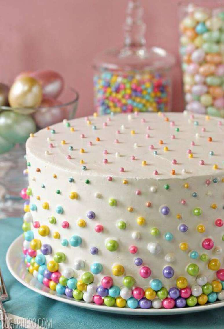 9. Um jeito fácil e simples de deixar o bolo mais bonito e colorido para a sua decoração de festa
