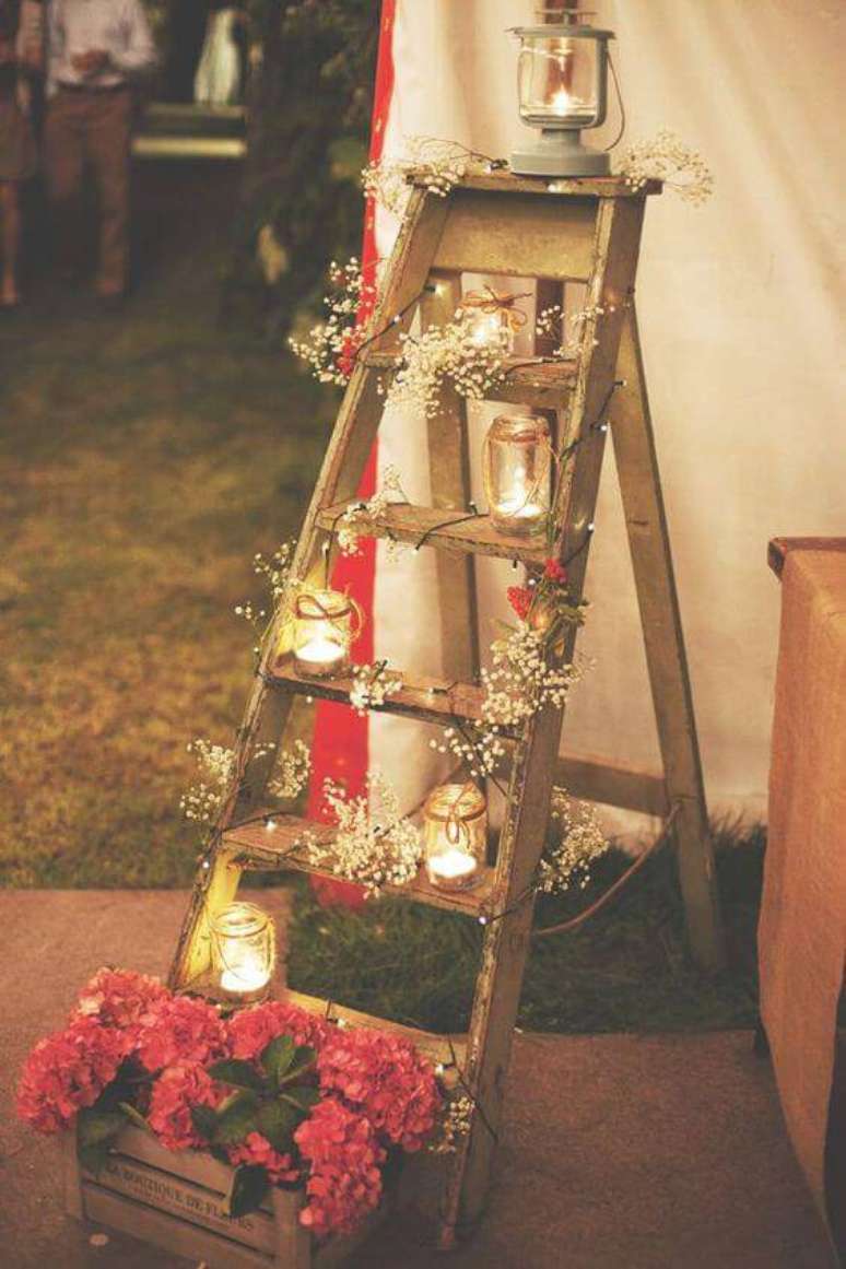 23. Receba seus convidados com lanternas e flores delicadas, a decoração de festa rústica está em alta!