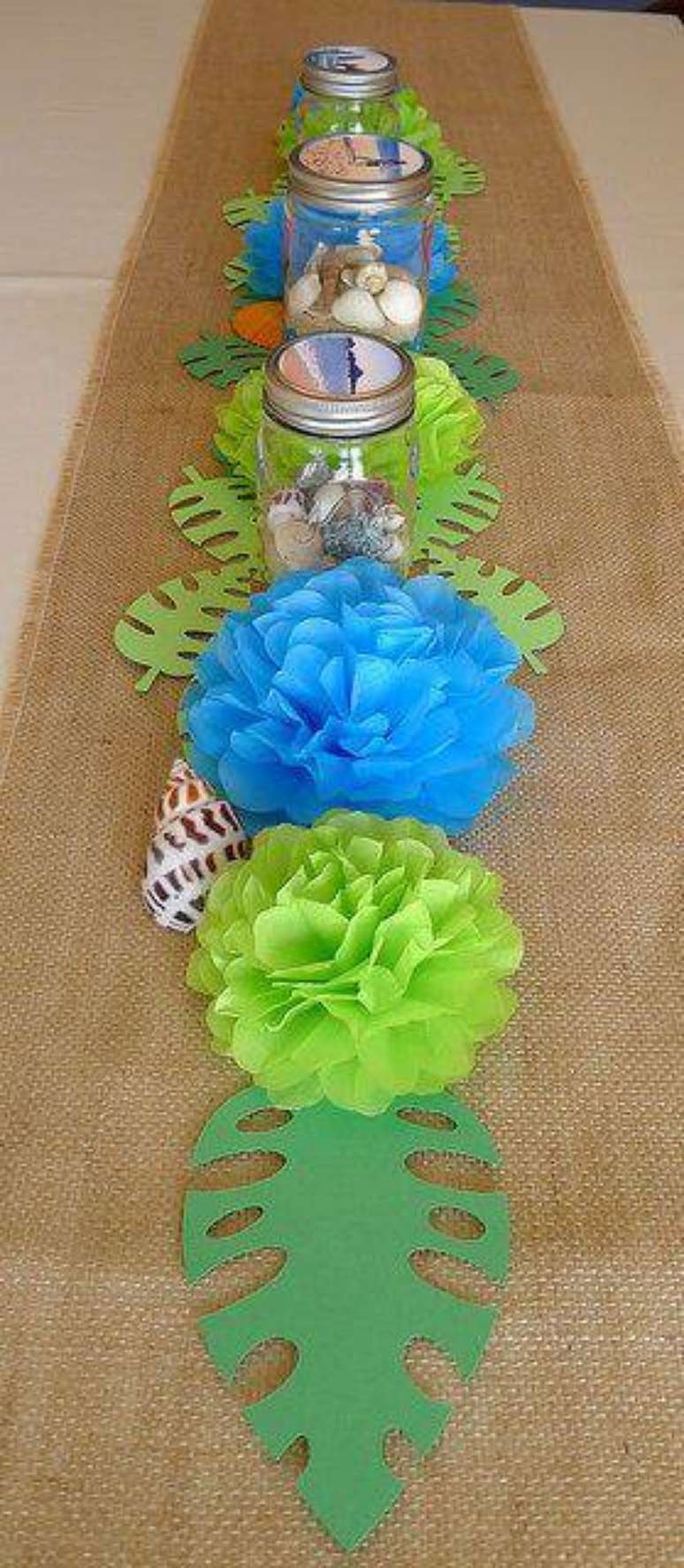 26. Decora&ccedil;&atilde;o de festa com tecido r&uacute;stico, flores e folhas de papel.