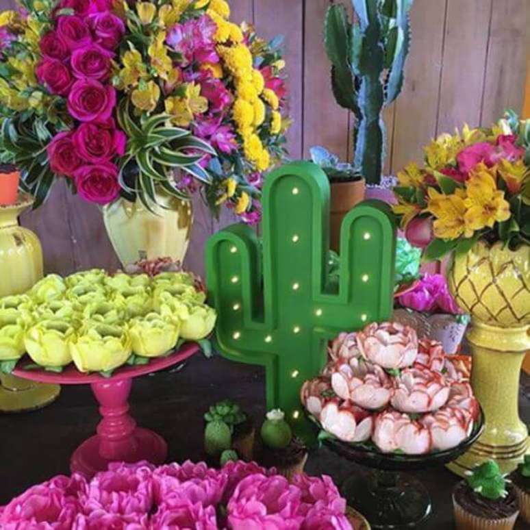 27. As forminhas de doces em formato de flor fazem a decora&ccedil;&atilde;o de festa ficar muito mais rica!