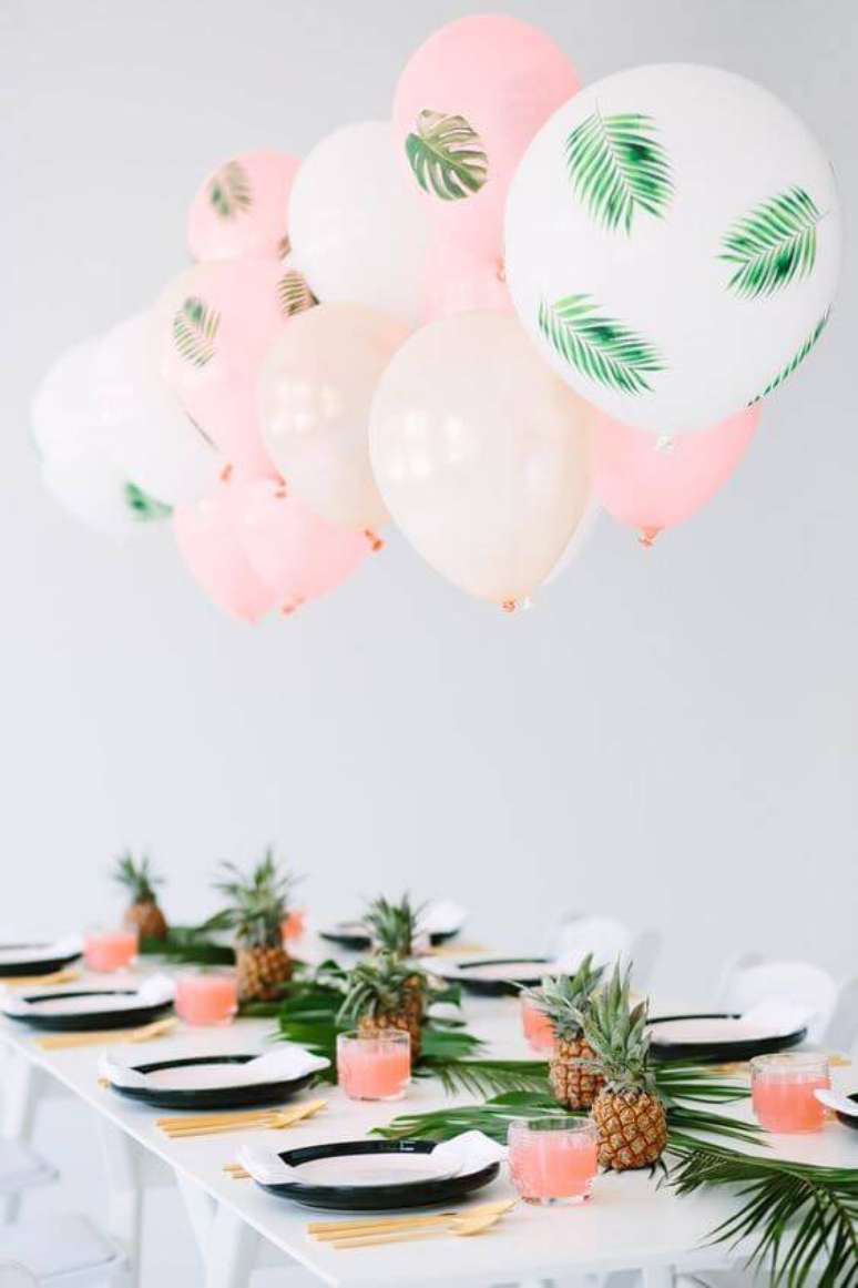31. A mesa com balões em cores suaves fica bonita e diferente.