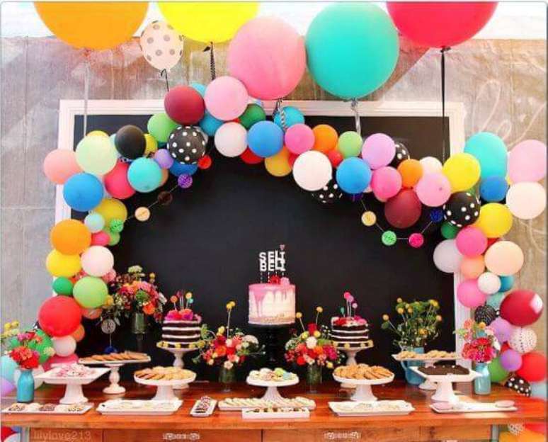 33. As bexigas coloridas são a decoração de festa ideal para aqueles mais divertidos.