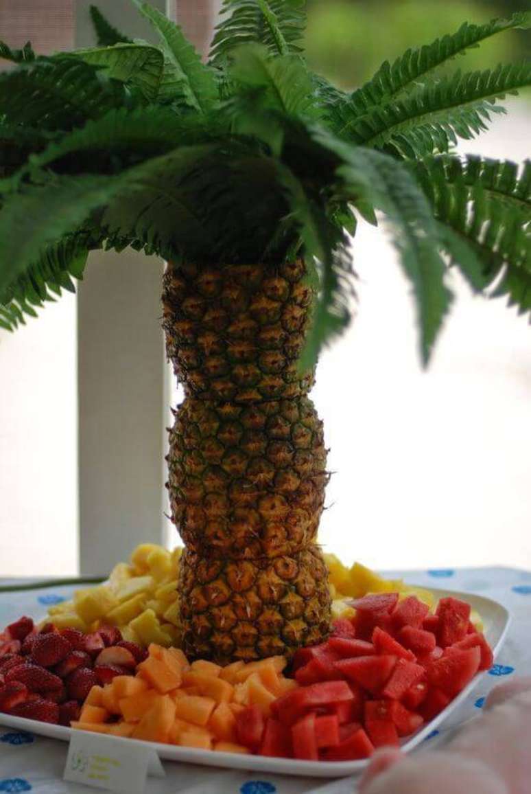 37. Uma mesa com frutas tropicais fica bonita e atrativa.