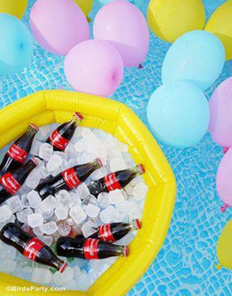 48. Se a festa for na piscina, a decora&ccedil;&atilde;o sob a &aacute;gua tamb&eacute;m deve ser caprichada.