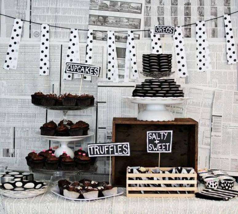 52. A decora&ccedil;&atilde;o de festa preta e branca n&atilde;o tem erro e pode ser combinada de maneiras diversas.