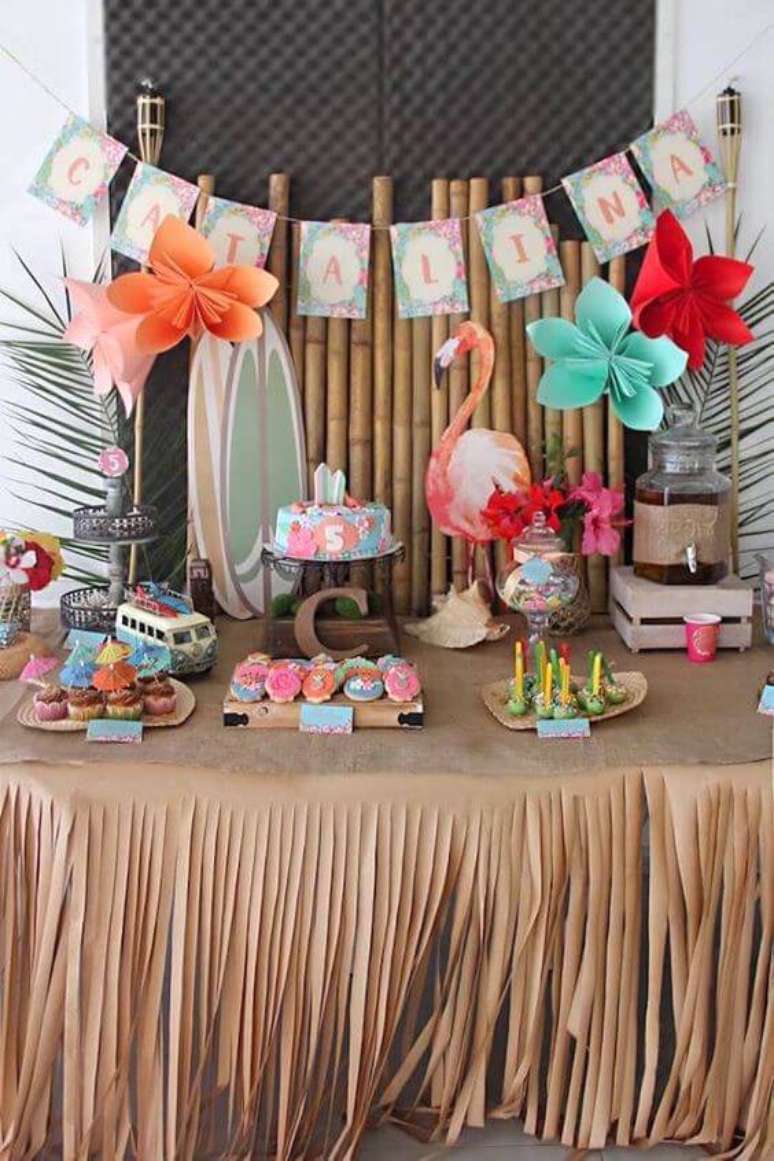 54. A decora&ccedil;&atilde;o de festa tropical tem toalha de mesa de papel cortado em tiras. Bonito e barato!