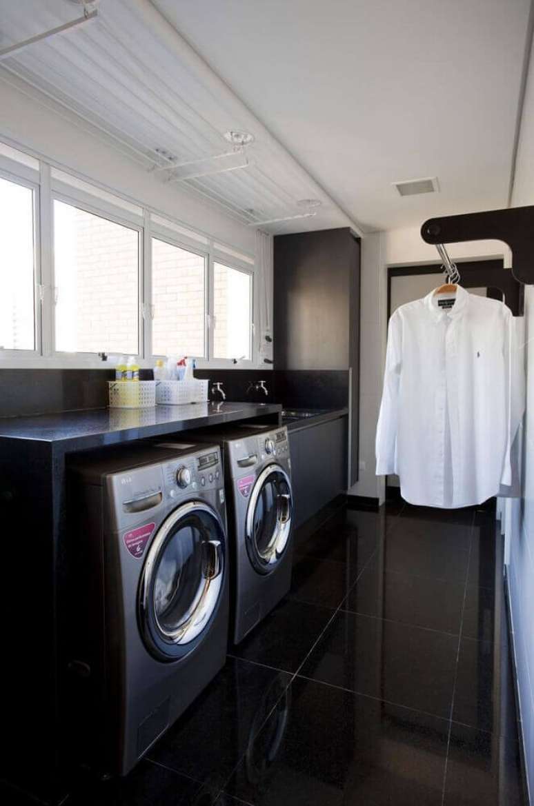 38. Tons de cinza, preto e brando deixam a lavanderia planejada com uma decoração mais moderna – Foto: Roofing Brooklyn