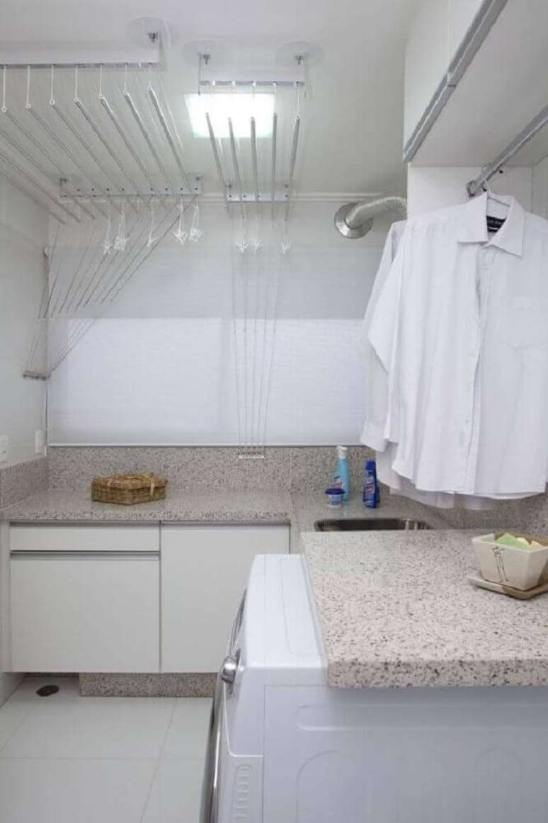 42. Lavanderia planejada com armários brancos e bancada de granito – Foto: Deborah Basso