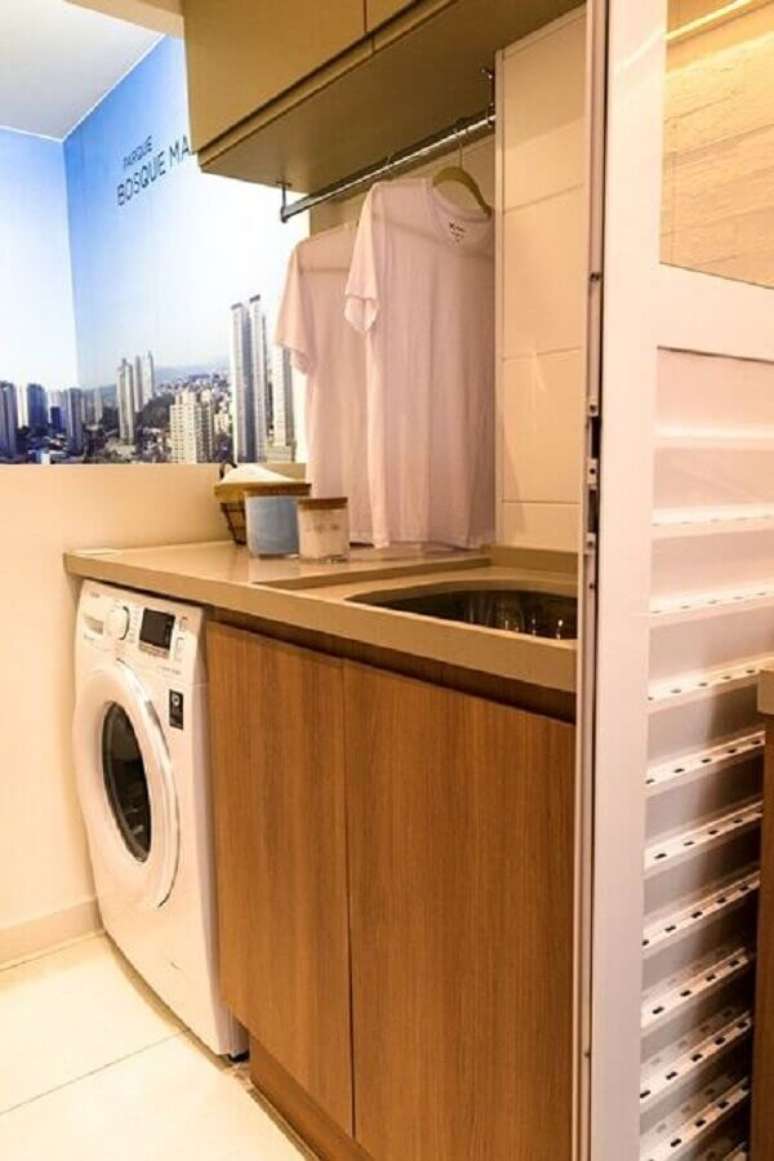 3. Modelos de lavanderia pequena com armário planejado com cabideiro embaixo – Foto: Très Arquitetura