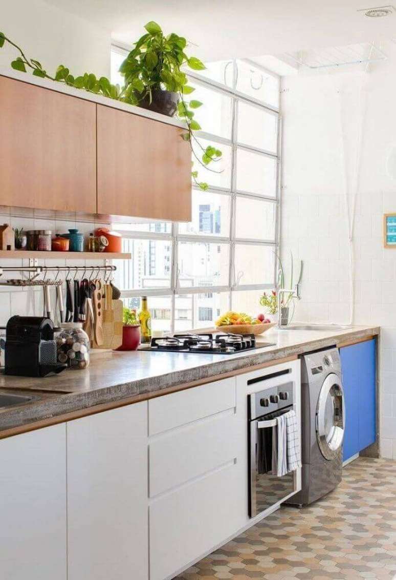 53. Decoração simples para cozinha integrada com lavanderia pequena planejada – Foto: Aaron Guides