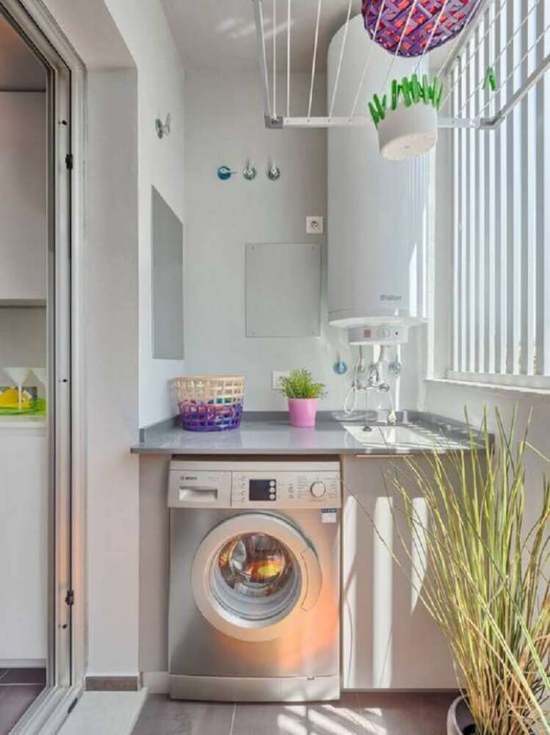 56. Decoração simples para lavanderia pequena – Foto: Yuni’s Properties