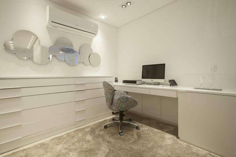 12. Montar um escrit&oacute;rio com escrivaninha branca e gavetas diversas &eacute; ideal para quem precisa de muito espa&ccedil;o, mas n&atilde;o abre m&atilde;o da organiza&ccedil;&atilde;o. Projeto por Sandra Sanches.