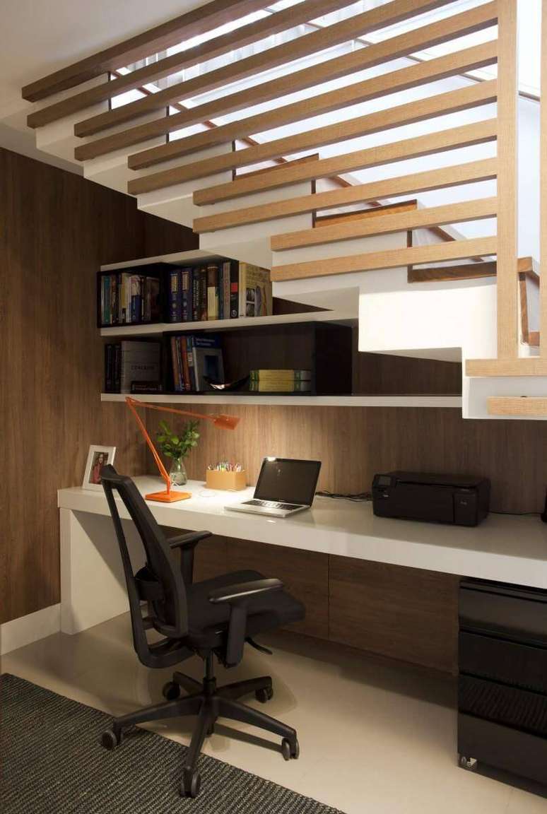 24. Fazer uma escrivaninha planejada embaixo da escada é uma forma criativa de aproveitar o espaço. Projeto por Juliana Pippi.