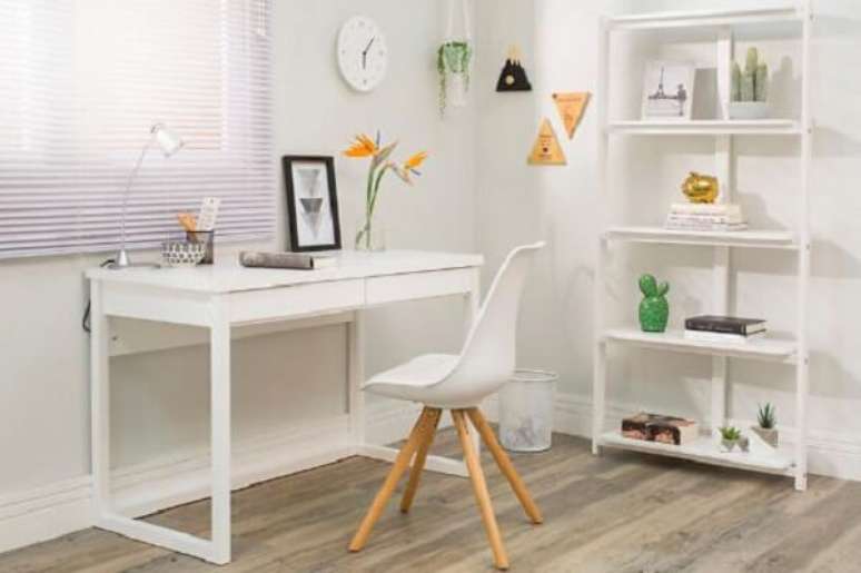 45- Escrivaninha branca é ideal para quem gosta de um visual mais leve e sofisticado. Fonte: Meu Móvel de Madeira