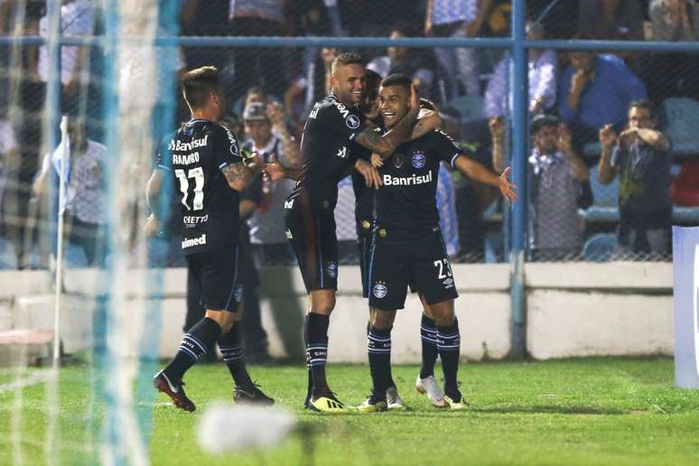 Alisson comemora o primeiro gol do Grêmio na partida