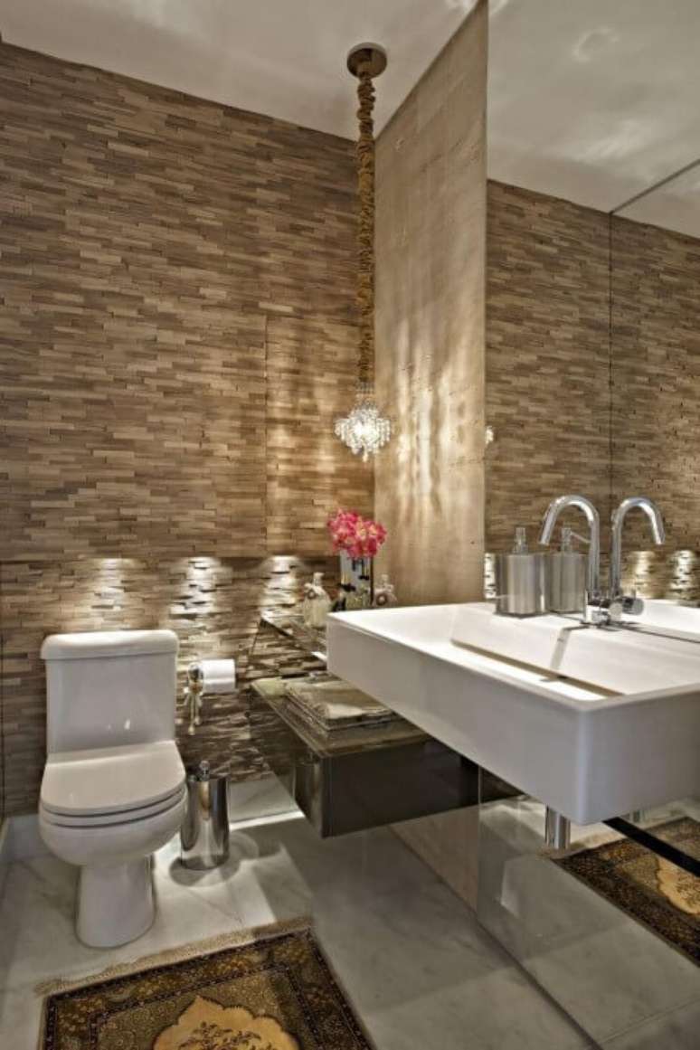 30. Lavabo moderno com cuba quadrada branca combinando com a bacia com caixa acoplada. Foto de Gislene Lopes