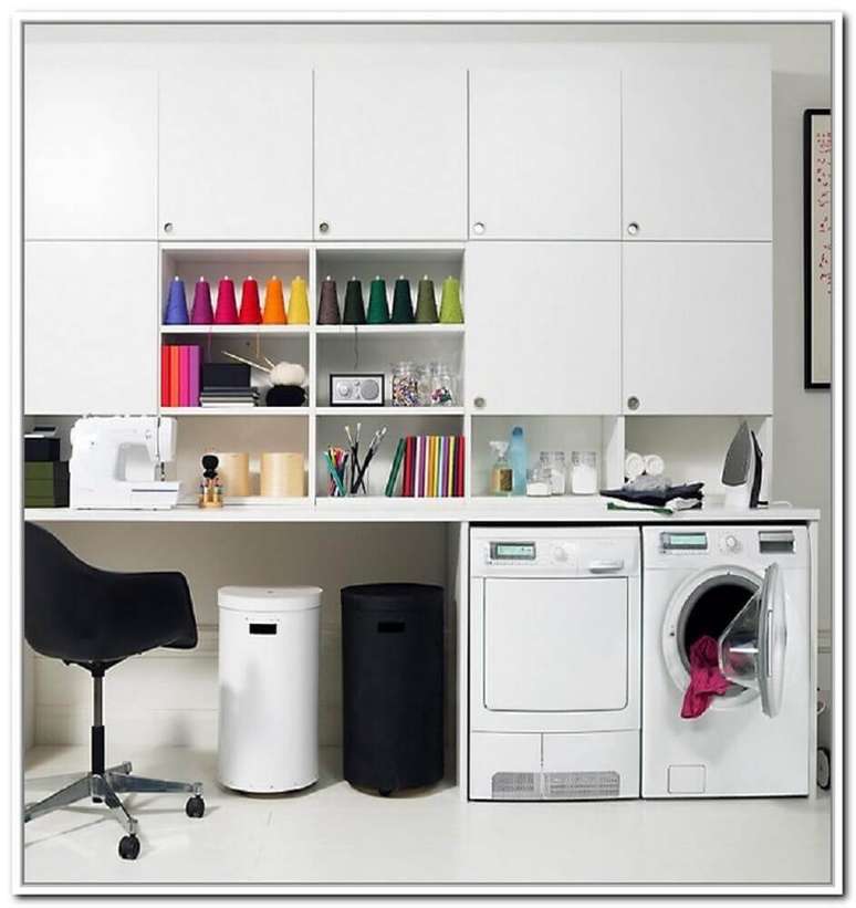 59. Lavanderia planejada com armários brancos e bancada para costura – Foto: Home Design Ideas