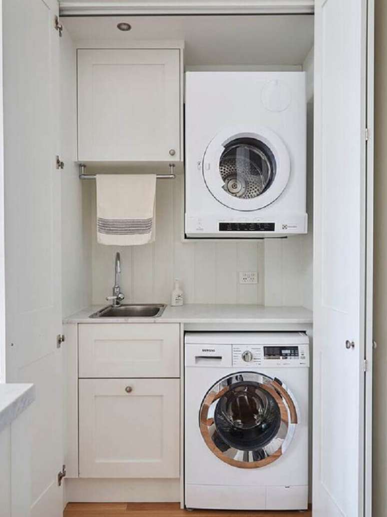 61. Lavanderia pequena e simples com armários planejados e porta camarão – Foto: Pinterest