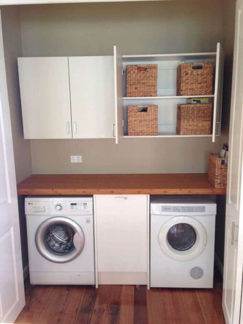 62. O modelo aéreo de armário para lavanderia é uma excelente opção para lavanderia pequena – Foto: Dinner Table Arrangement Ideas