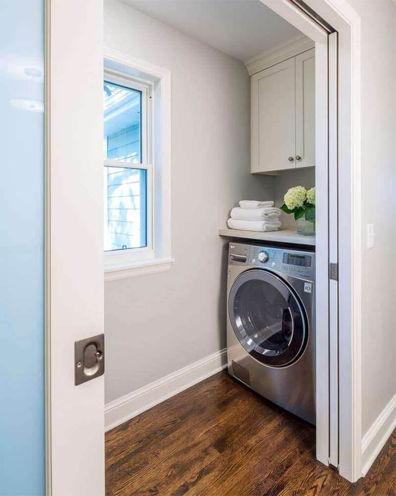 64. Você pode investir em uma porta de correr para “esconder” a sua lavanderia – Foto: Home Design and Decor Reference
