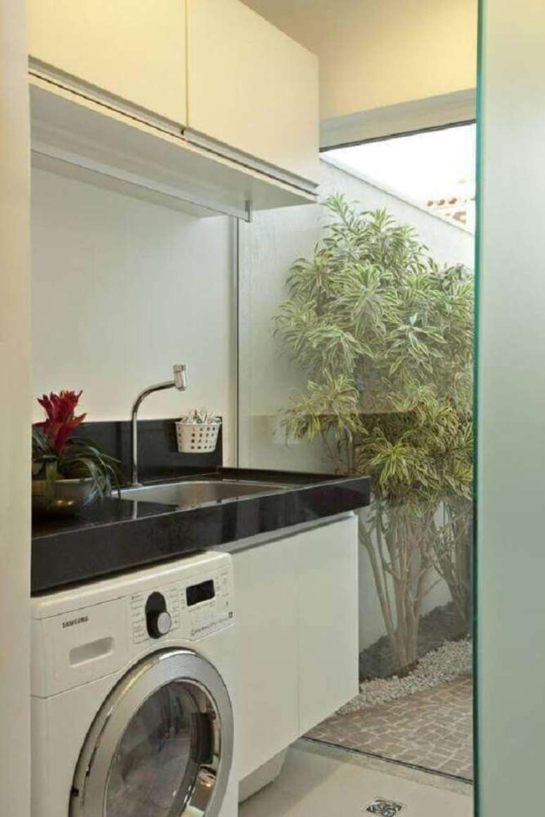 68. A parede de vidro deixa a decoração da lavanderia pequena mais leve – Foto: Pinterest