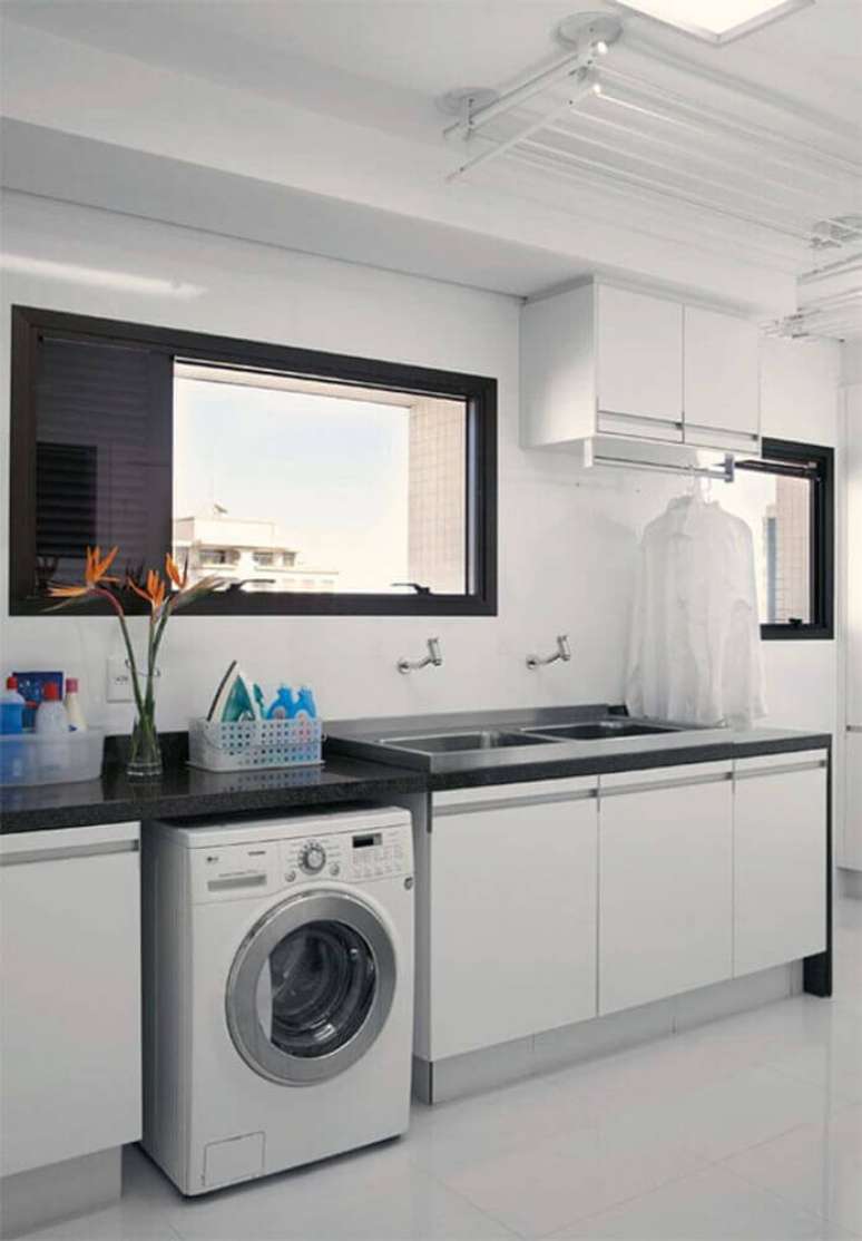 77. Modelos de lavanderia planejada com bancada de granito e armários brancos – Foto: Pinterest