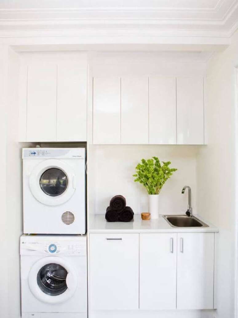 82. Lavanderia planejada pequena com armários brancos – Foto: Pinterest