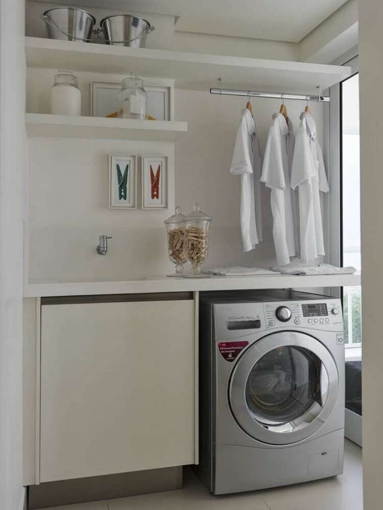 83. Sempre que possível utilize prateleira, nichos e cabideiros embutidos em armário para organizar a lavanderia pequena – Foto: Pinterest