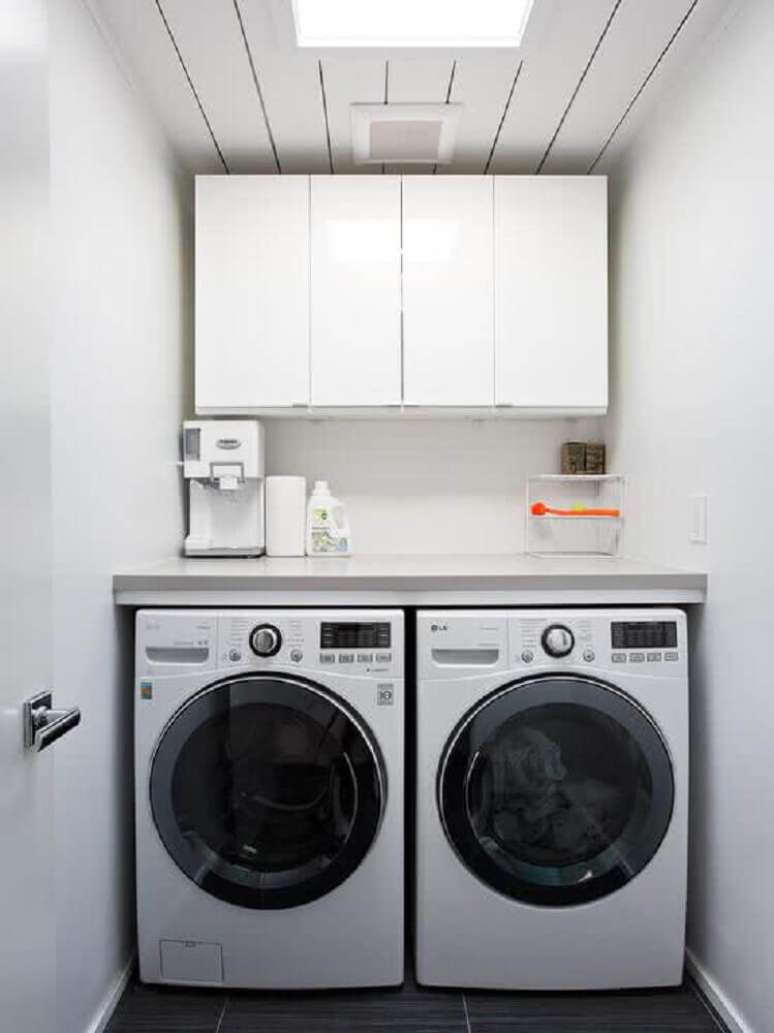 84. Invista em modelos aéreos de armário para lavanderia pequena – Foto: Pinterest