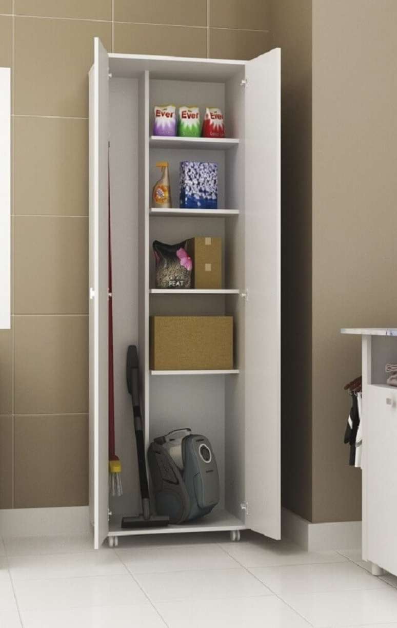 6. O armário multiuso para lavanderia é uma das melhores opções para organização desse espaço – Foto: AboutHome