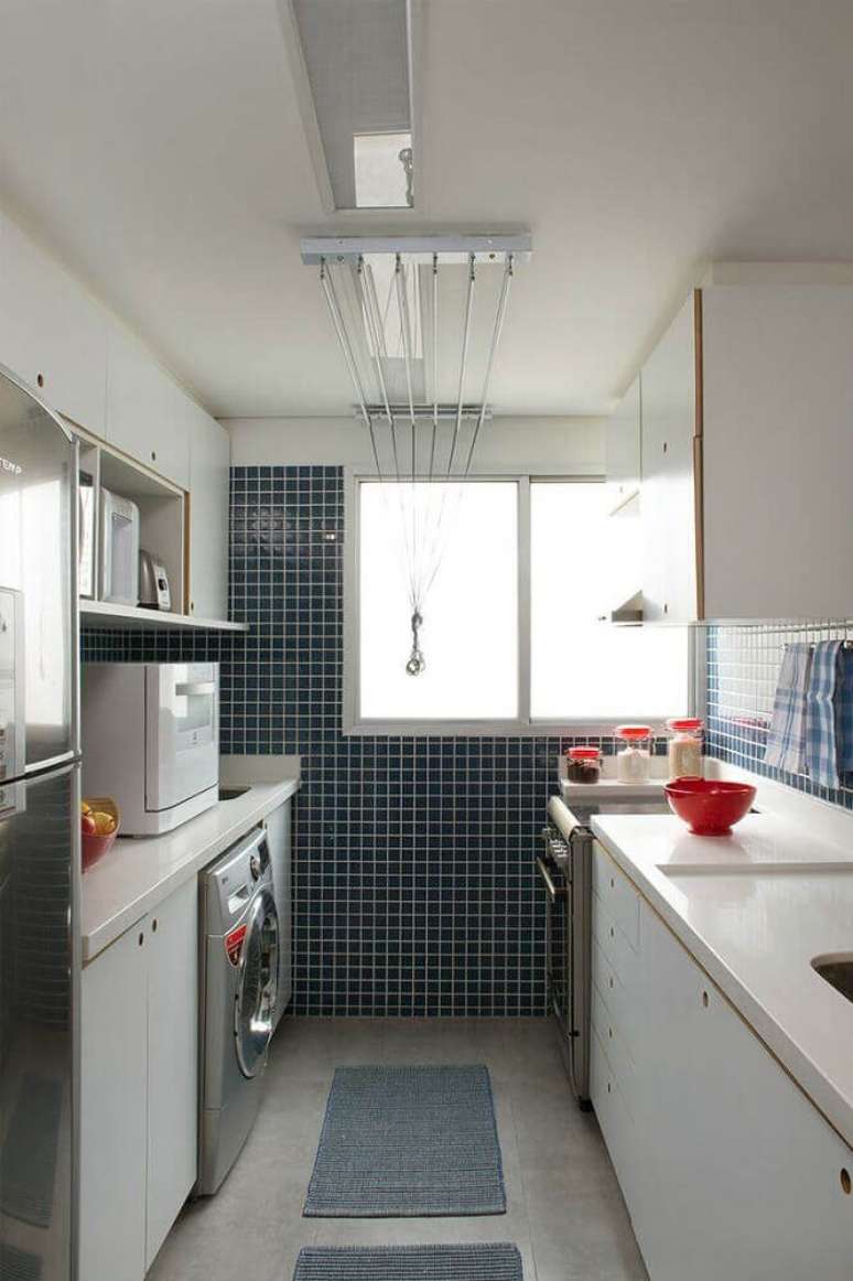 87. Em cozinha com lavanderia planejada procure manter a harmonia em todo o ambiente – Foto: Pinterest