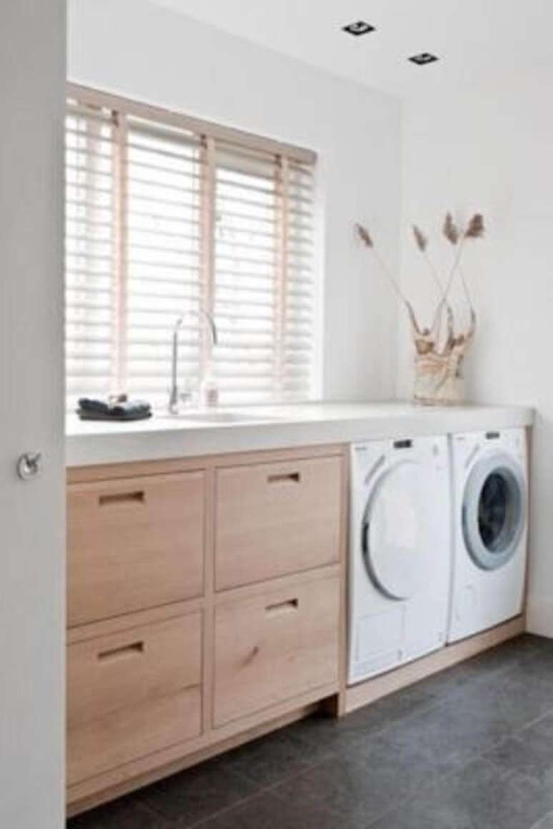 89. Modelos de lavanderia planejada com armário de bandeira e decoração clean – Foto: Round Decor