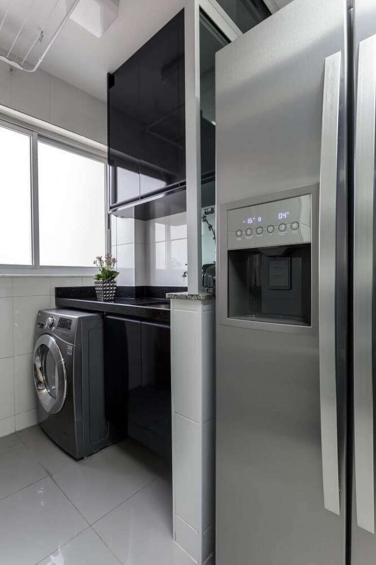 90. O armário preto deixa os modelos de lavanderia com uma decoração mais moderna – Foto: Natalia Siper
