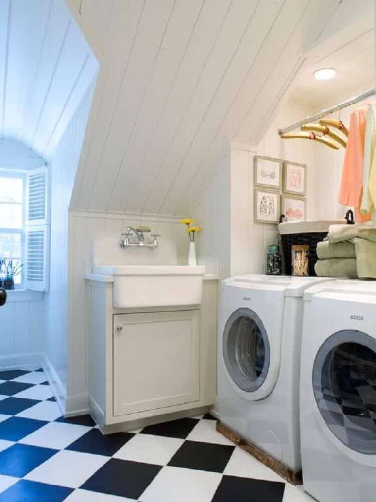 95. Piso quadriculado preto e branco e decoração simples para lavanderia pequena – Foto: Fall Home Decor