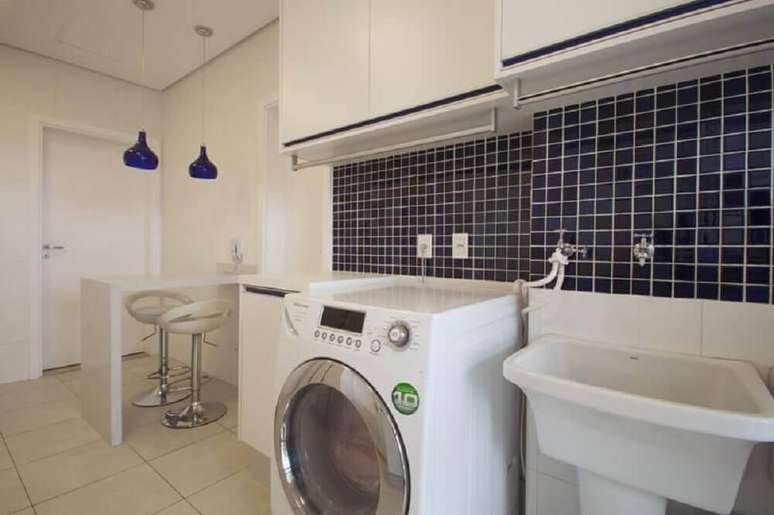 96. Revestimento azul para lavanderia pequena com cozinha simples integrada – Foto: Sartori Design