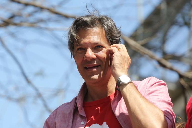 Fernando Haddad, candidato do PT à Presidência, durante ato de campanha em São Matheus, na zona Leste de São Paulo