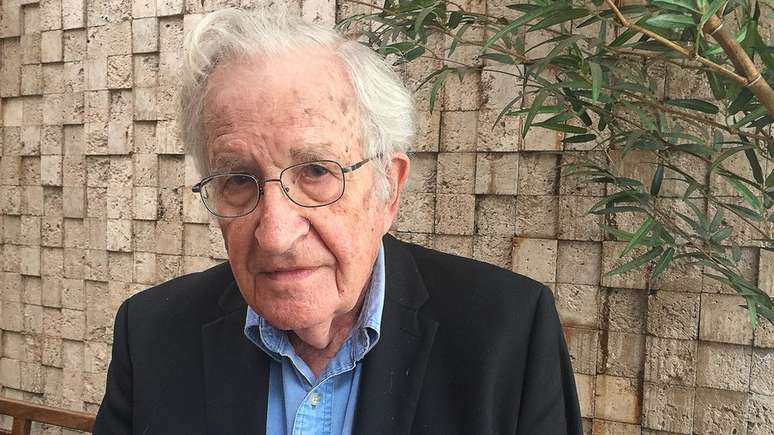 'Eles (PT) tiveram tremendas oportunidades. Algumas foram usadas em benefício da população, outras foram perdidas. É preciso perguntar por que isso ocorreu, e fazer isso publicamente', diz Chomsky, conhecido pelo ativismo de esquerda