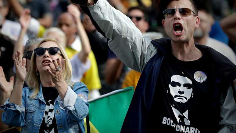 Simpatizantes de Bolsonaro em São Paulo; linguista vê semelhanças entre o candidato brasileiro e Donald Trump
