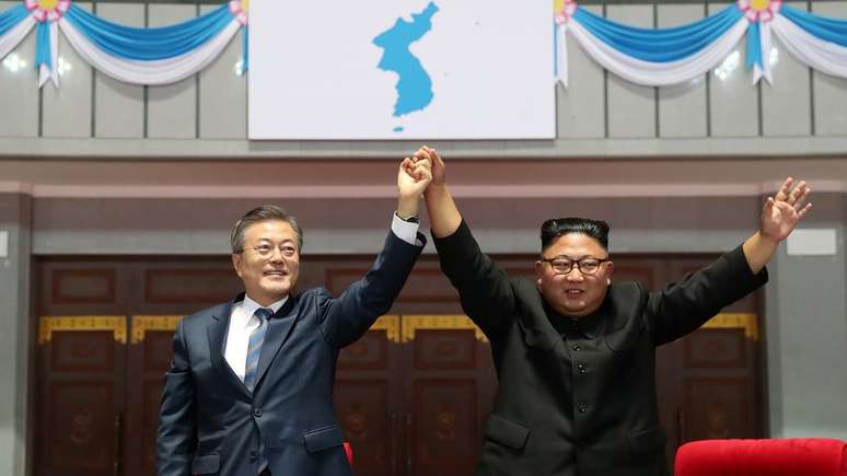 Moon Jae-in (à esquerda) participa de visita de três dias a Pyongyang para se reunir com Kim Jong-un
