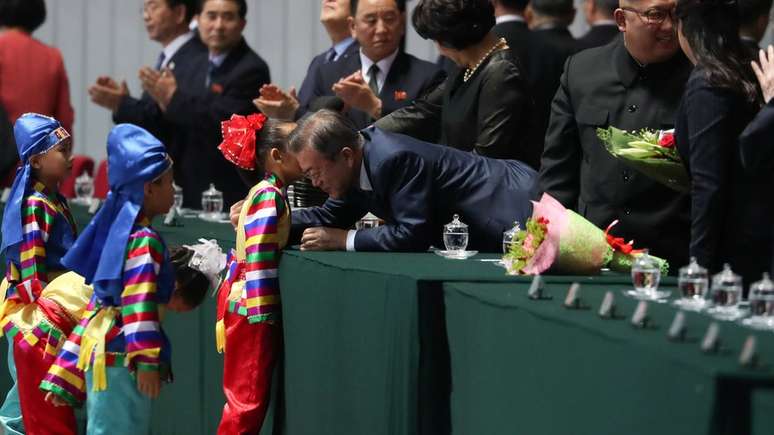 Ambos os líderes receberam flores de crianças antes do espetáculo começar