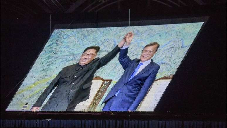 Mosaico formado por placas seguradas por espectadores mostra os dois líderes juntos no estádio