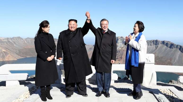 Kim, Moon e suas respectivas esposas no topo do Monte Paektu