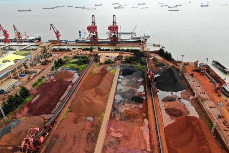Pilhas de min&eacute;rio de ferro importado s&atilde;o vistas em um porto em Nantong, Jiangsu, na China. 11/09/ 2018.  REUTERS/Stringer 