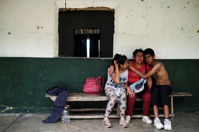 Yeimy ao lado dos filhos durante visita &agrave; casa onde moraram 12 anos atr&aacute;s, quando foi estuprada por combatentes das Farc, em Tolima, na Col&ocirc;mbia 13/06/2018 REUTERS/Nacho Doce
