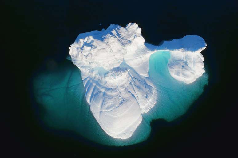 Iceberg flutando no mar da Groenldândia 18/06/2018 REUTERS/Lucas Jackson